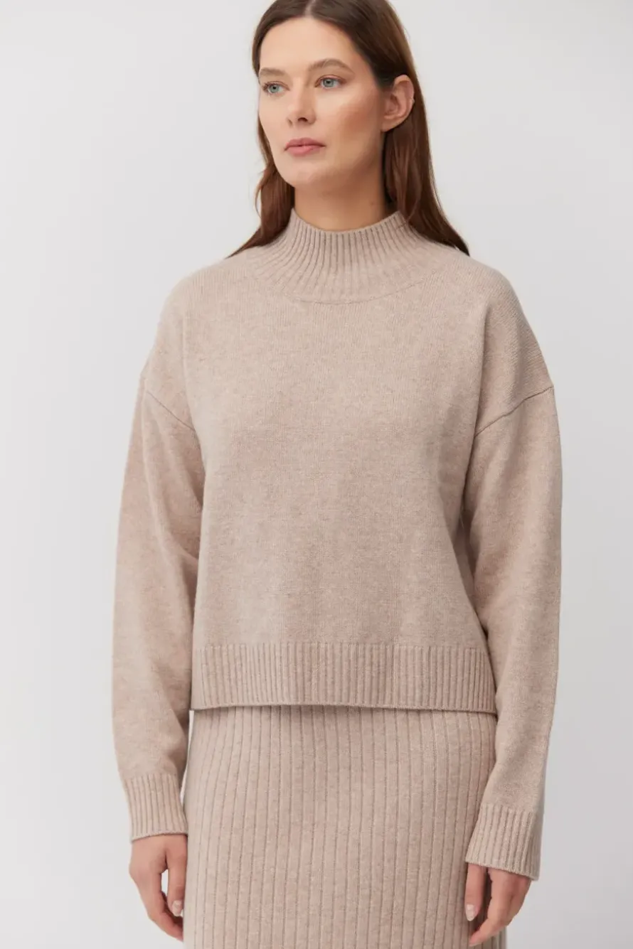 Beżowy sweter półgolf z wełny merynosowej