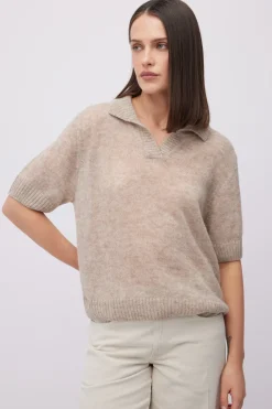 Beżowy sweter z kołnierzykiem polo z baby suri alpaką