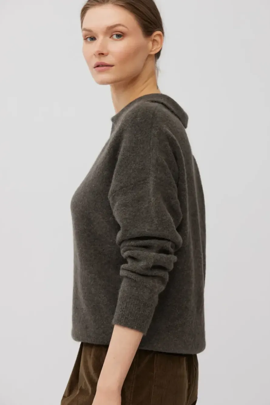 Brązowy sweter polo z wełną alpaki