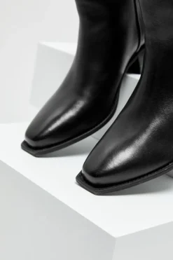 Buty ze skóry z kwadratowym noskiem