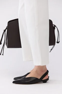 Czarne skórzane buty sling back